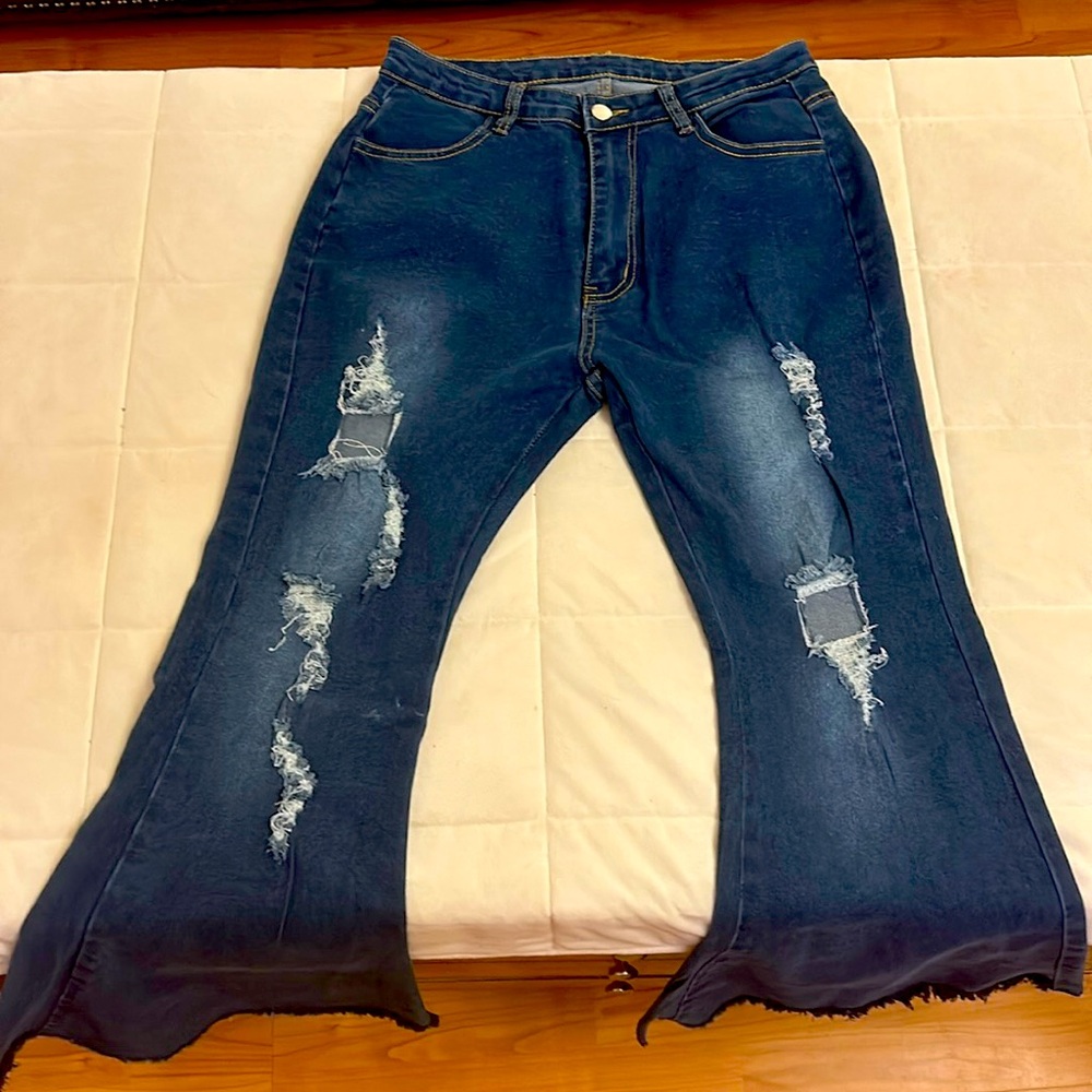 Juniors bell bottom jeans. 
SizeM